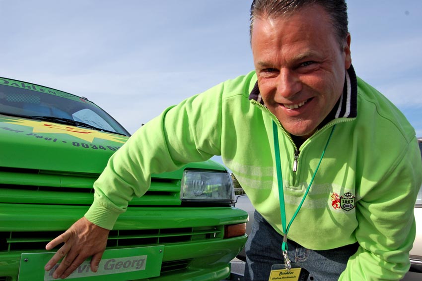 erwischt ! Plummi beklebt `fremde`Autos !.jpg
